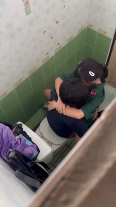 Đi học quân sự, rủ nhau vào wc đụ nhau và bị quay lén - xemlai.site